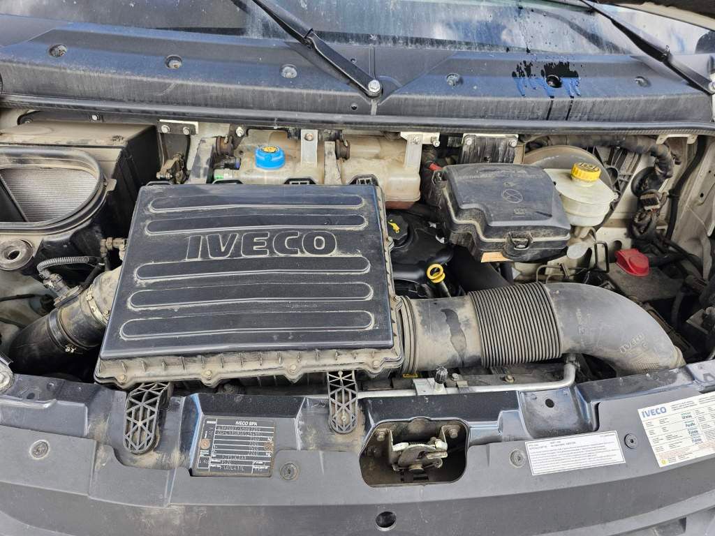 Fahrzeugabbildung Iveco 35S16 A8 V L, mittellang & hoch, kleiner Schaden