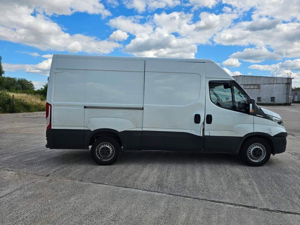 Fahrzeugabbildung Iveco 35S16 A8 V L, mittellang & hoch, kleiner Schaden