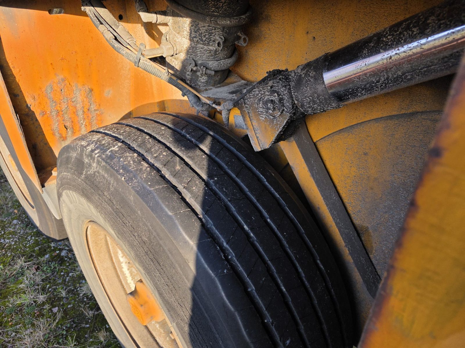 Fahrzeugabbildung Langendorf Innenlader Beton SBH 27/35, Lift