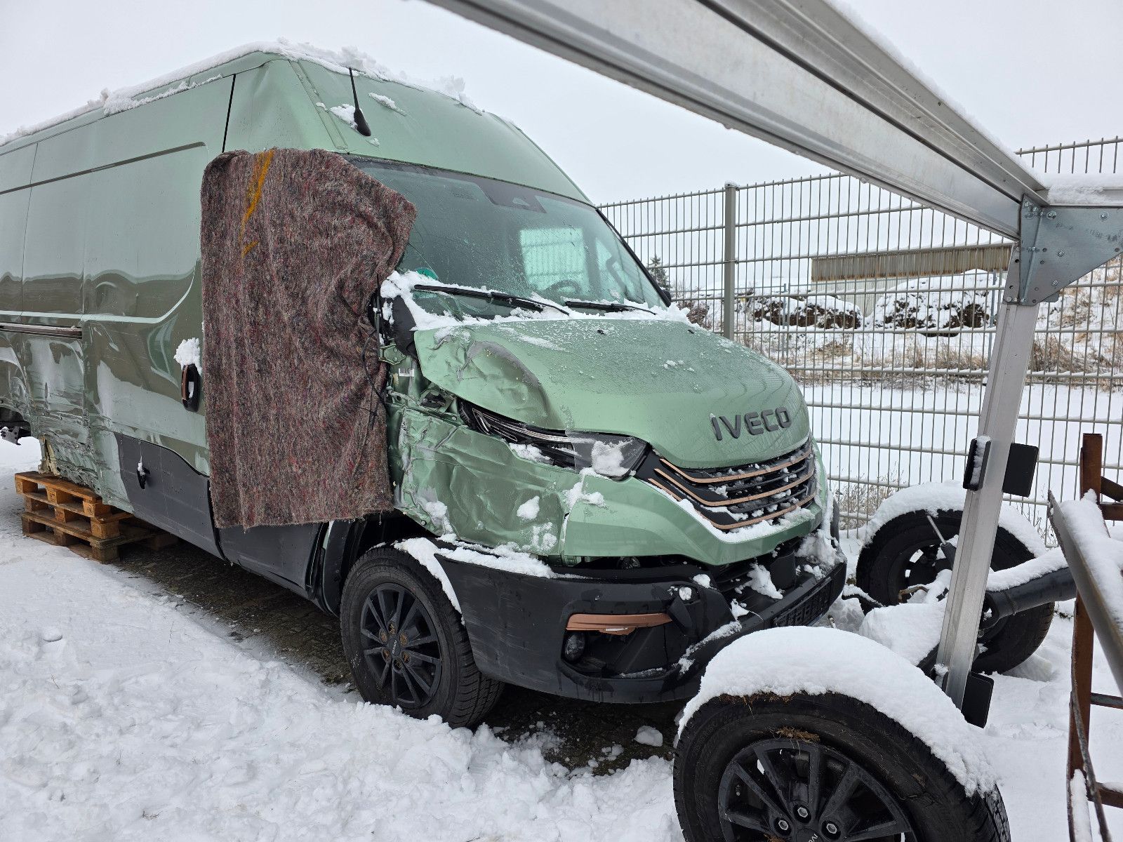 Fahrzeugabbildung Iveco 35S18 Kastenwagen Maxi hoch&lang, Unfall