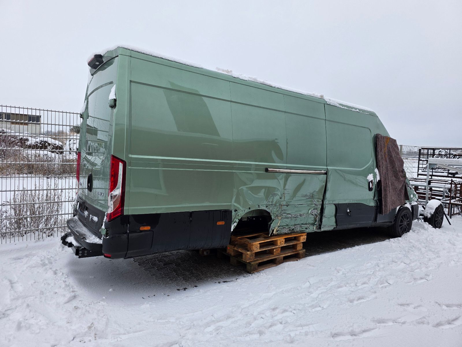 Fahrzeugabbildung Iveco 35S18 Kastenwagen Maxi hoch&lang, Unfall