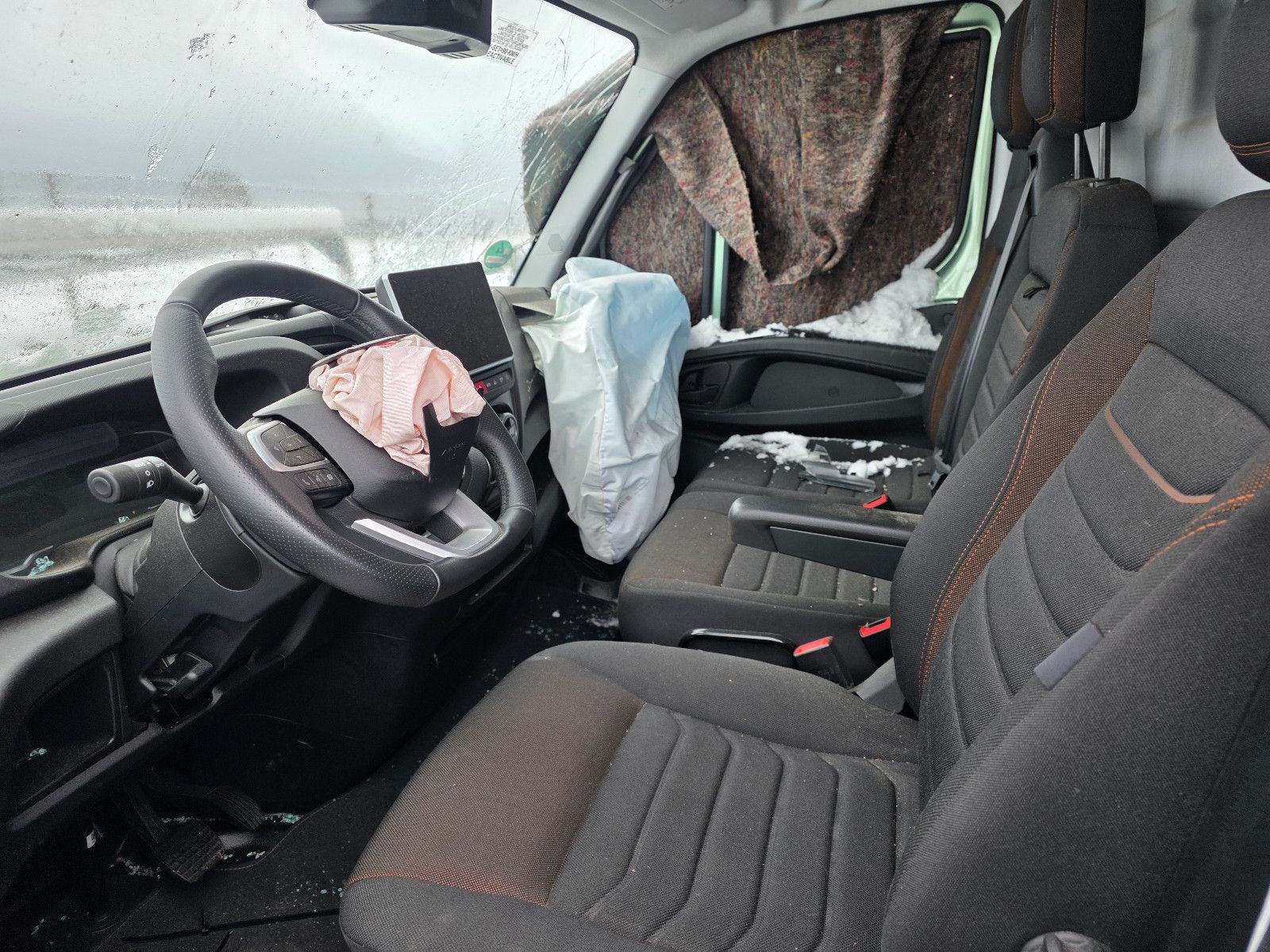 Fahrzeugabbildung Iveco 35S18 Kastenwagen Maxi hoch&lang, Unfall