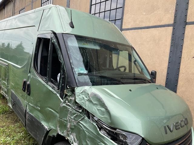 Fahrzeugabbildung Iveco 35S18 Kastenwagen Maxi hoch&lang, Unfall
