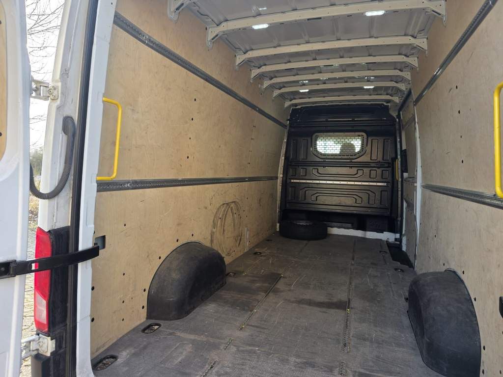 Fahrzeugabbildung Volkswagen Crafter 3,5 to, 1+2 Sitzer, AHK, 6 Gang man Scha