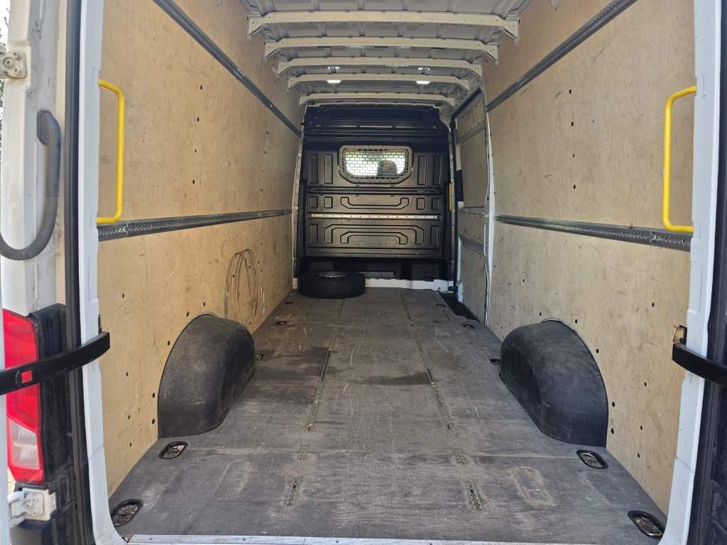 Fahrzeugabbildung Volkswagen Crafter 3,5 to, 1+2 Sitzer, AHK, 6 Gang man Scha