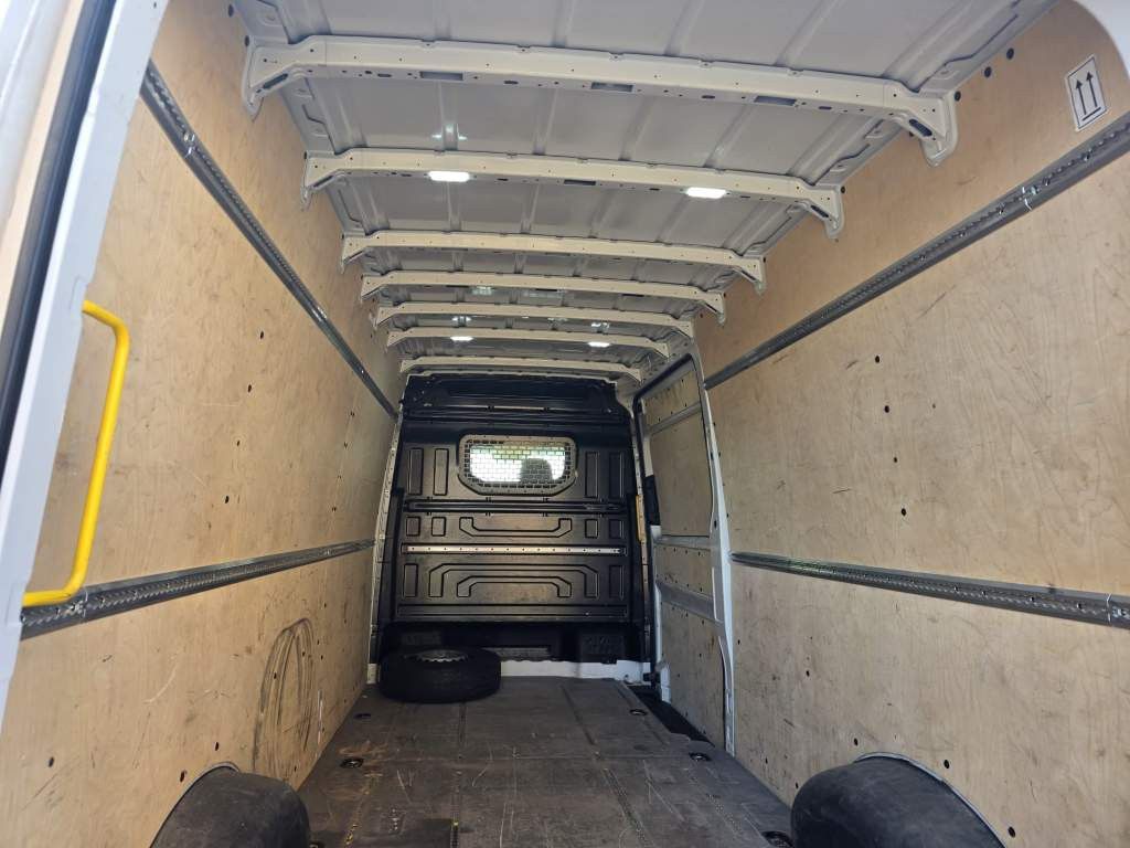 Fahrzeugabbildung Volkswagen Crafter 3,5 to, 1+2 Sitzer, AHK, 6 Gang man Scha