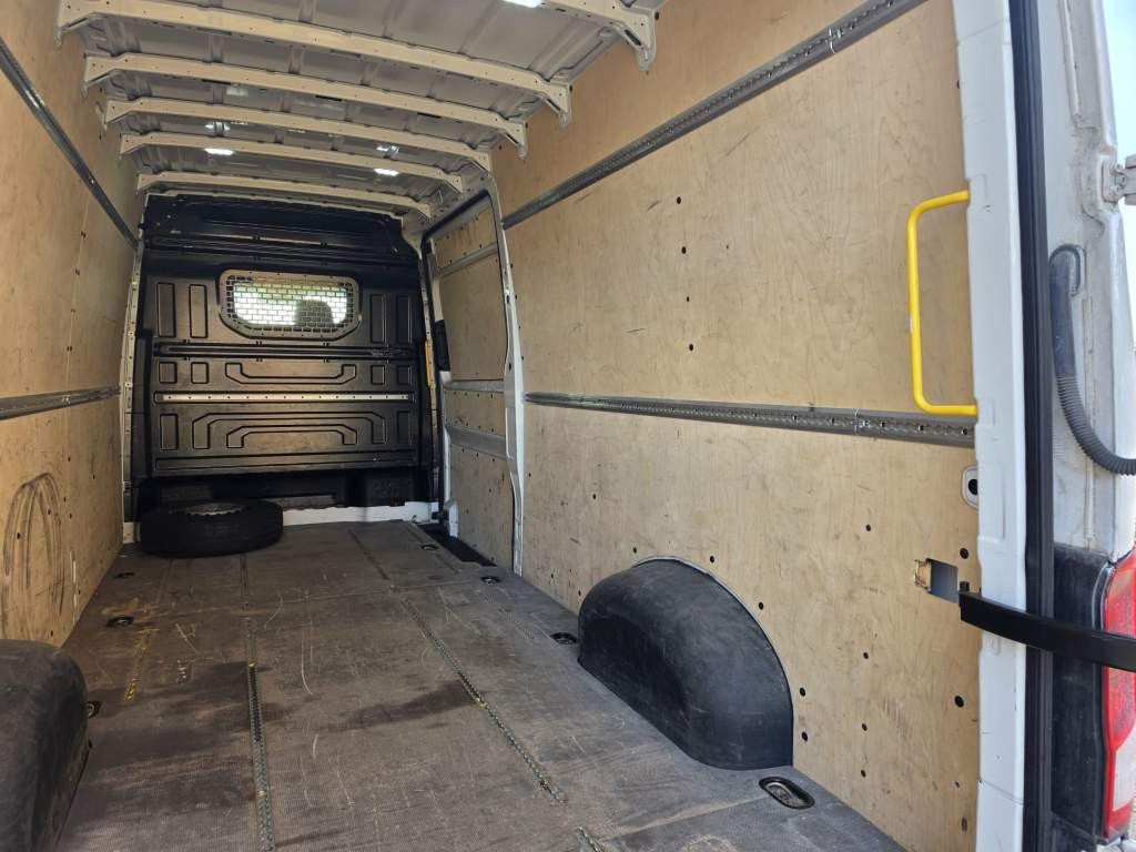 Fahrzeugabbildung Volkswagen Crafter 3,5 to, 1+2 Sitzer, AHK, 6 Gang man Scha