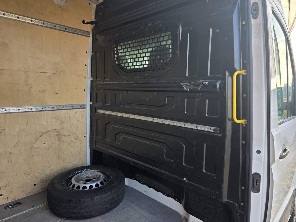 Fahrzeugabbildung Volkswagen Crafter 3,5 to, 1+2 Sitzer, AHK, 6 Gang man Scha