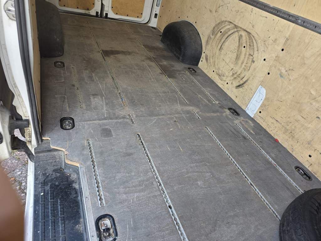 Fahrzeugabbildung Volkswagen Crafter 3,5 to, 1+2 Sitzer, AHK, 6 Gang man Scha