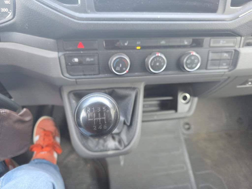 Fahrzeugabbildung Volkswagen Crafter 3,5 to, 1+2 Sitzer, AHK, 6 Gang man Scha