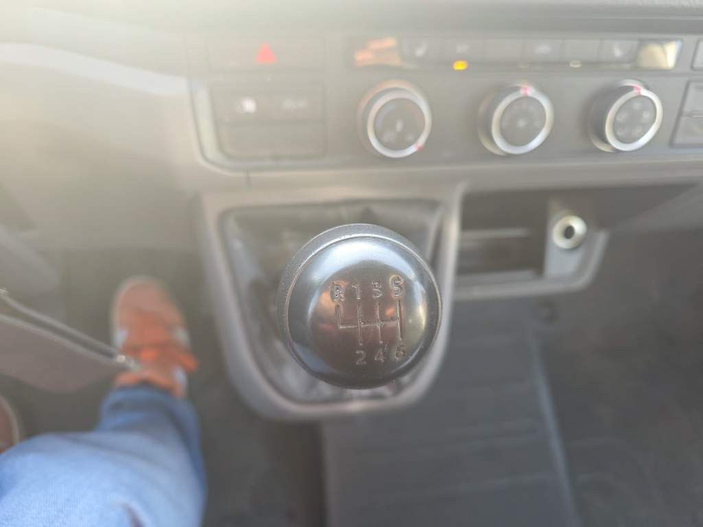 Fahrzeugabbildung Volkswagen Crafter 3,5 to, 1+2 Sitzer, AHK, 6 Gang man Scha