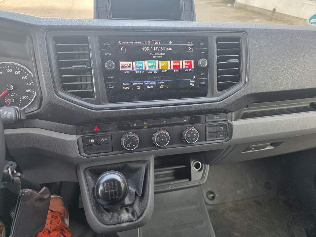 Fahrzeugabbildung Volkswagen Crafter 3,5 to, 1+2 Sitzer, AHK, 6 Gang man Scha