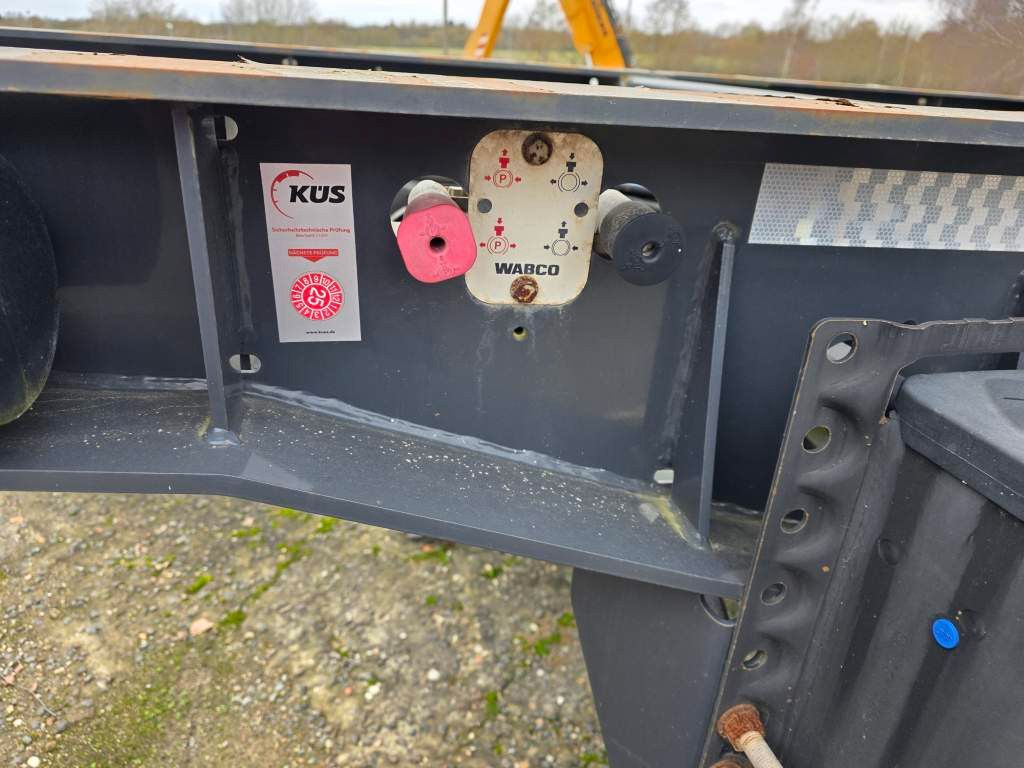 Fahrzeugabbildung Lag Kipp-Chassis 20", Liftachse,Staukiste Edelstahl