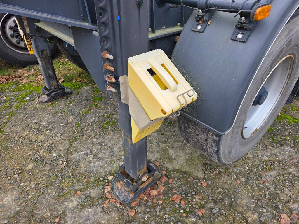 Fahrzeugabbildung Lag Kipp-Chassis 20", Liftachse,Staukiste Edelstahl