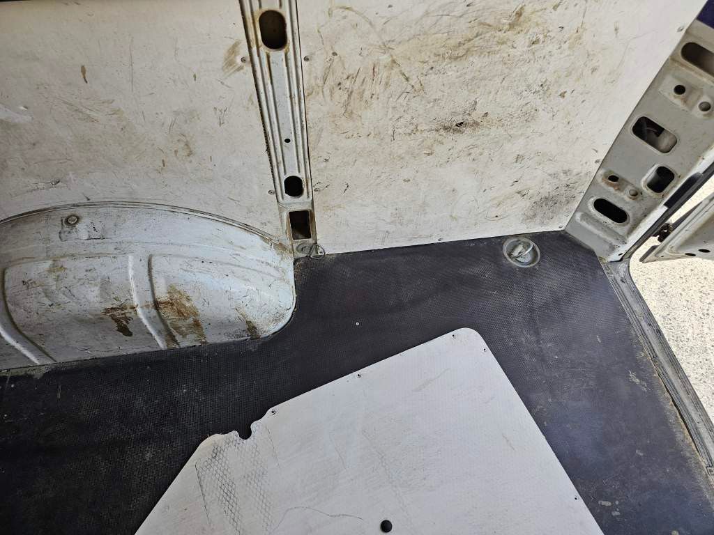 Fahrzeugabbildung Iveco 35S16 A8 V L, mittellang & hoch, kleiner Schaden