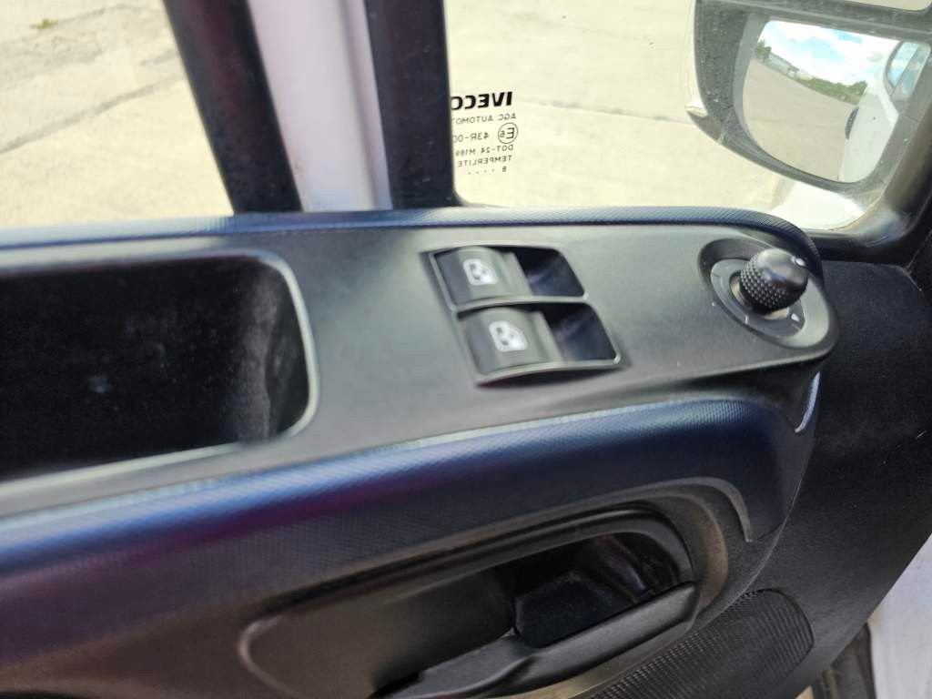 Fahrzeugabbildung Iveco 35S16 A8 V L, mittellang & hoch, kleiner Schaden