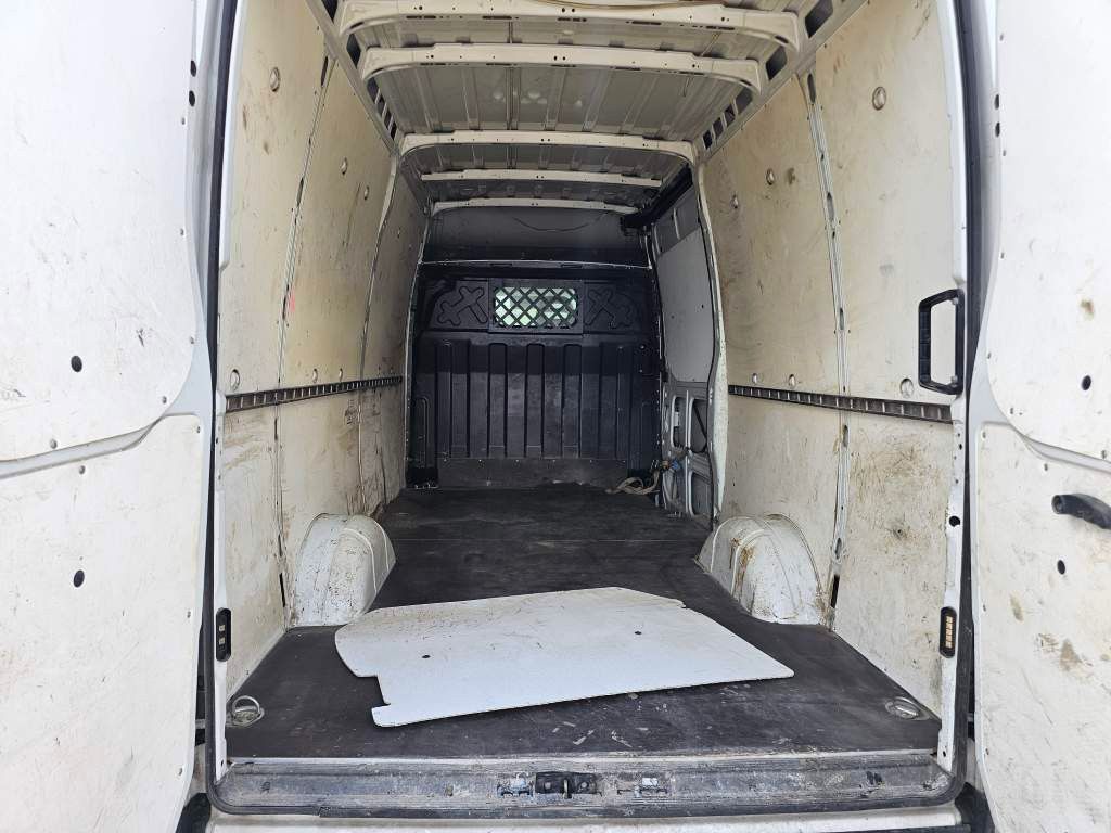 Fahrzeugabbildung Iveco 35S16 A8 V L, mittellang & hoch, kleiner Schaden