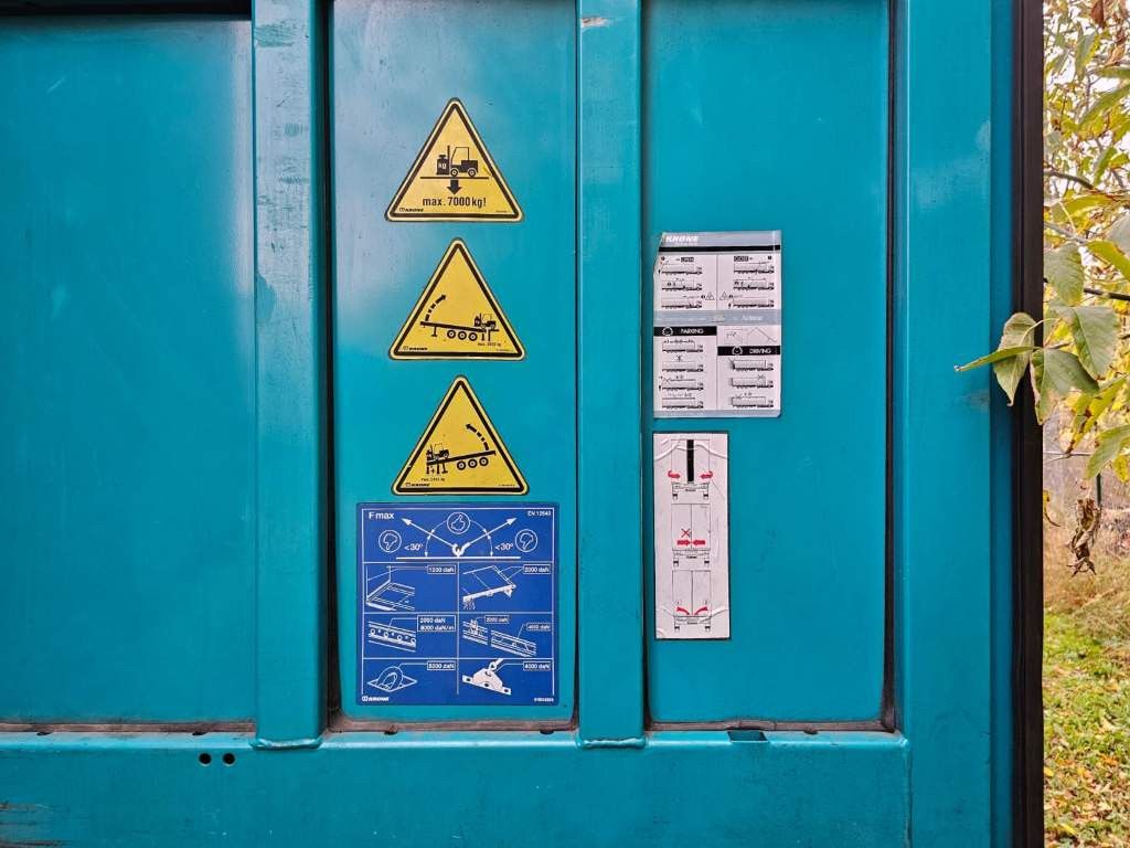 Fahrzeugabbildung Krone Gardine Standard, Plaettenkasten, Liftachse