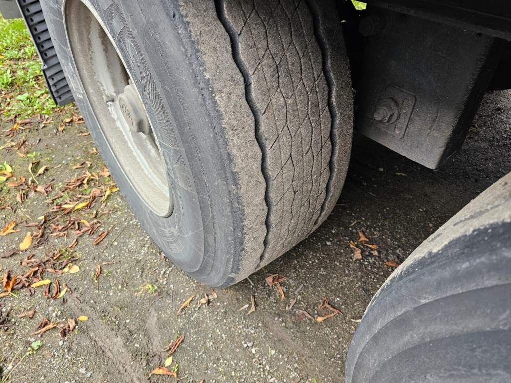 Fahrzeugabbildung Krone Gardine Standard, Plaettenkasten, Liftachse