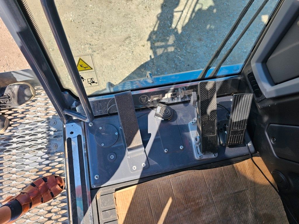 Fahrzeugabbildung Fuchs mobiler Ladekran 380/390MHL mit div.Anbaugeräten