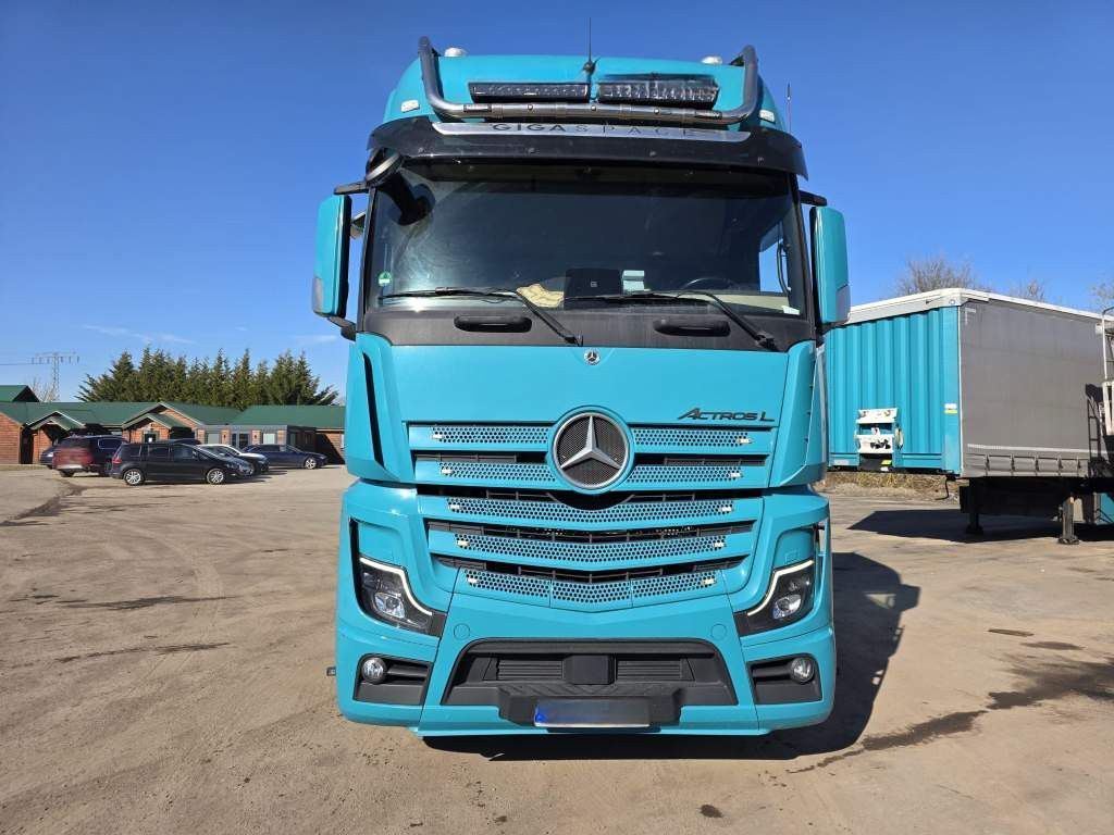 Fahrzeugabbildung Mercedes-Benz 1853 Giga Space, 2 Kreis-Hydraulik, 2 Tanks