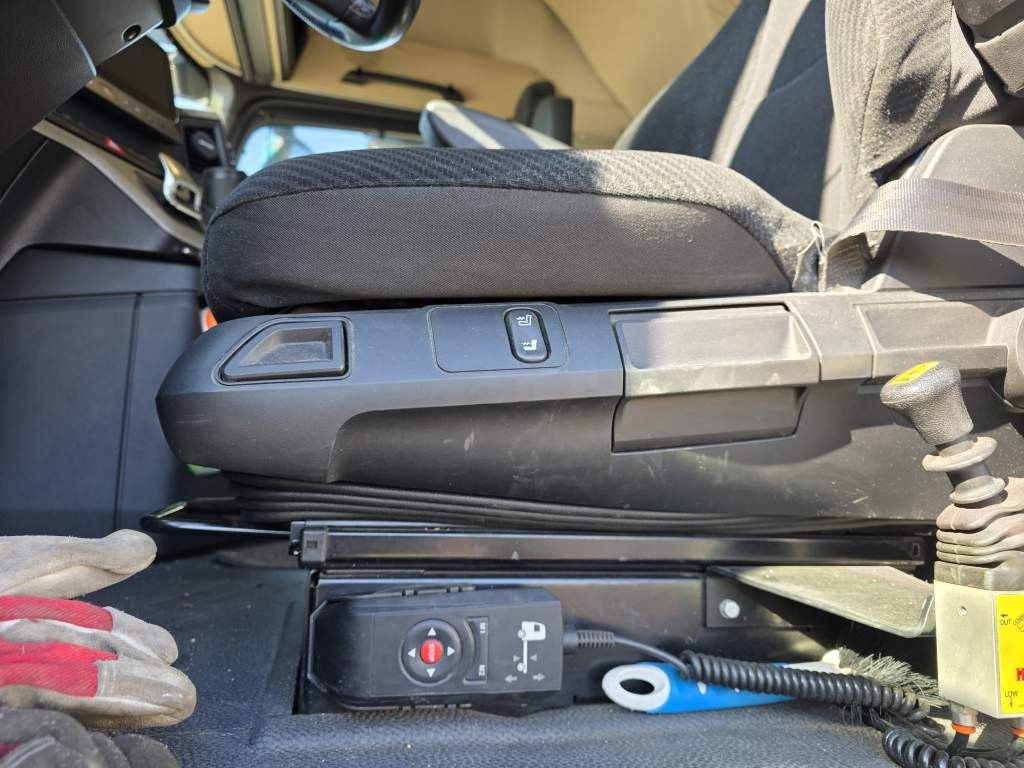 Fahrzeugabbildung Mercedes-Benz 1853 Giga Space, 2 Kreis-Hydraulik, 2 Tanks