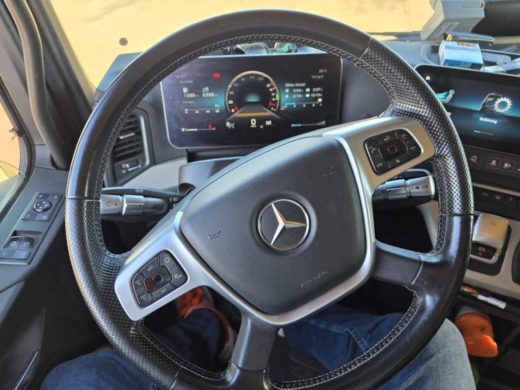 Fahrzeugabbildung Mercedes-Benz 1853 Giga Space, 2 Kreis-Hydraulik, 2 Tanks