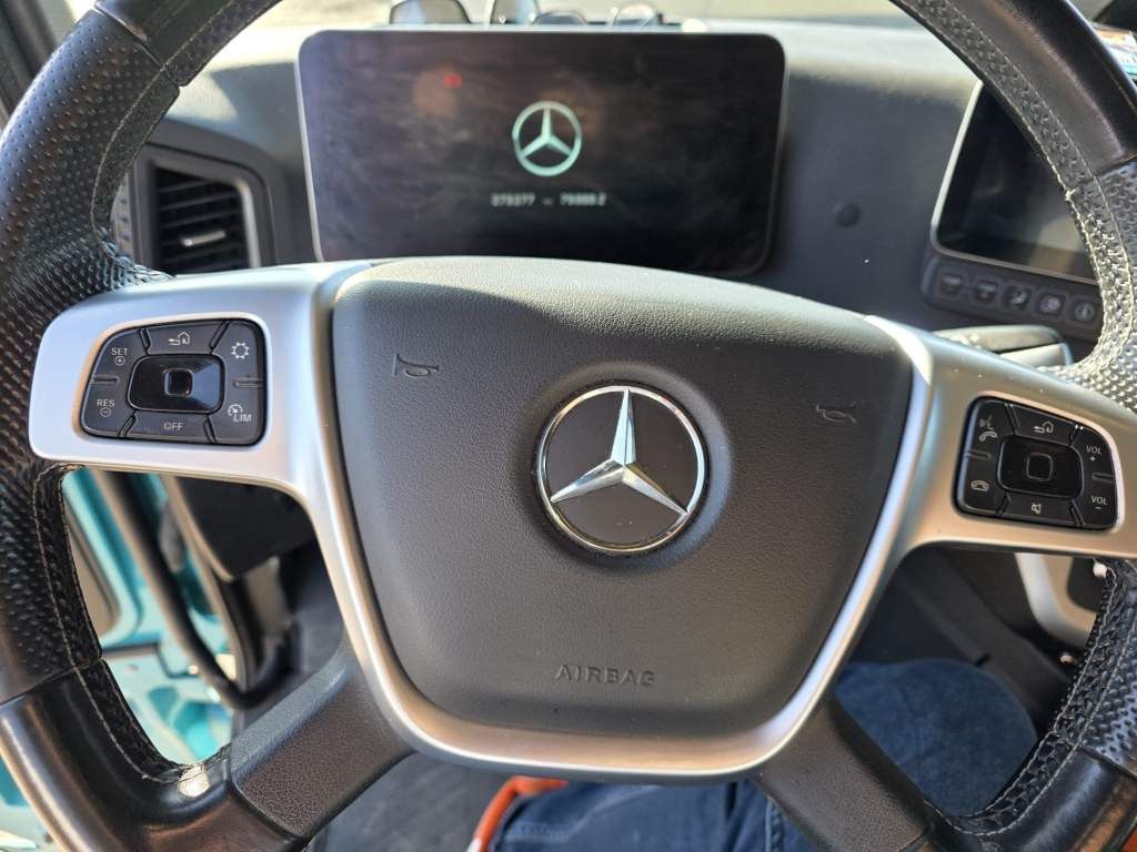 Fahrzeugabbildung Mercedes-Benz 1853 Giga Space, 2 Kreis-Hydraulik, 2 Tanks