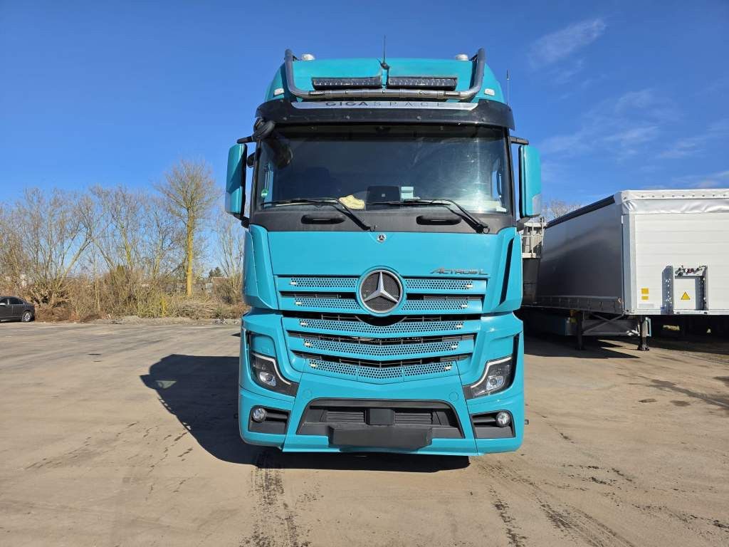 Fahrzeugabbildung Mercedes-Benz 1853 Giga Space, 2 Kreis-Hydraulik, 2 Tanks