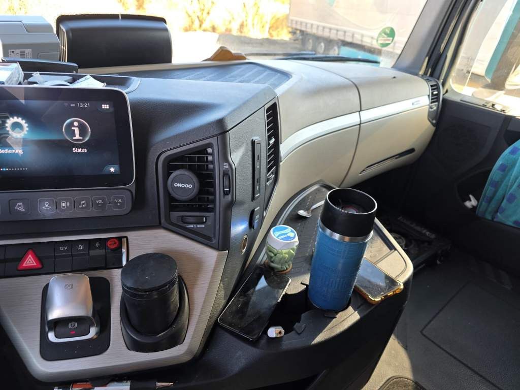 Fahrzeugabbildung Mercedes-Benz 1853 Giga Space, 2 Kreis-Hydraulik, 2 Tanks