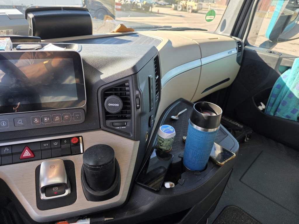 Fahrzeugabbildung Mercedes-Benz 1853 Giga Space, 2 Kreis-Hydraulik, 2 Tanks