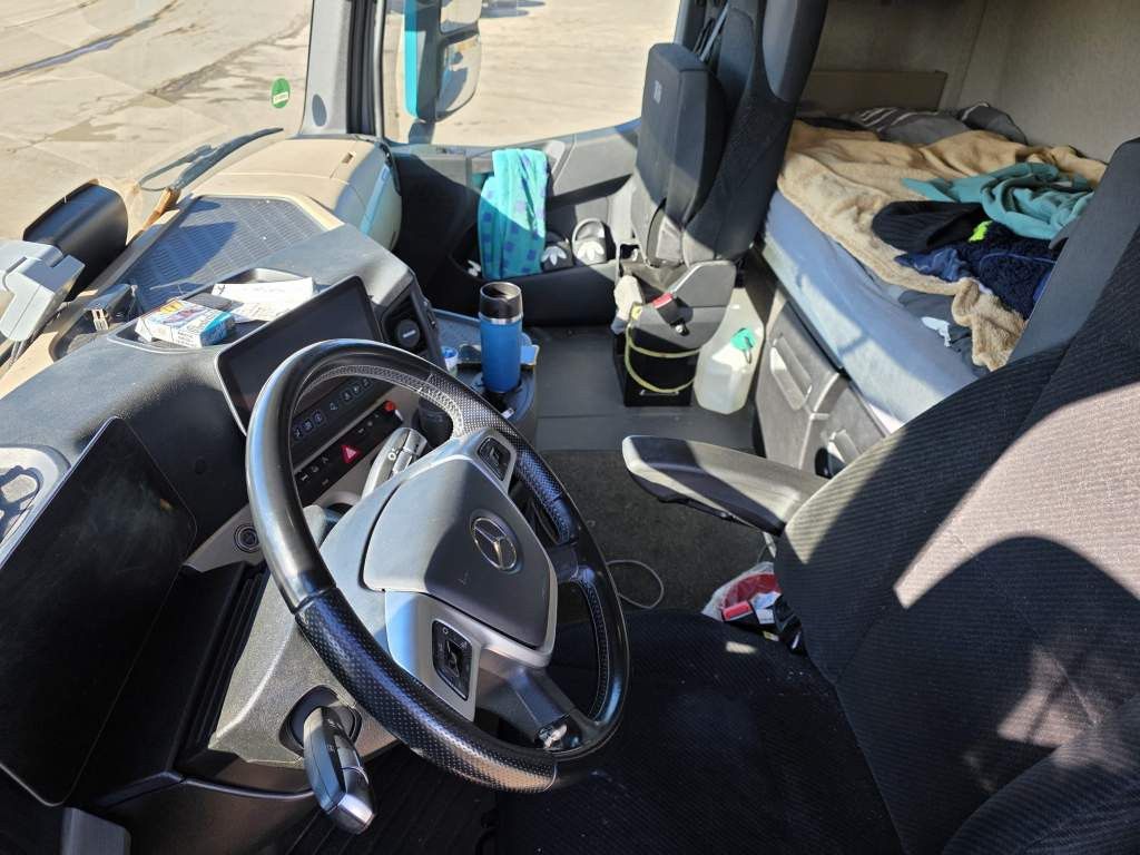 Fahrzeugabbildung Mercedes-Benz 1853 Giga Space, 2 Kreis-Hydraulik, 2 Tanks