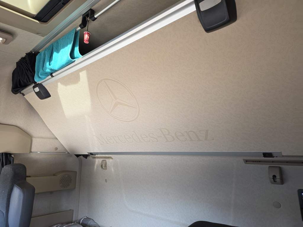 Fahrzeugabbildung Mercedes-Benz 1853 Giga Space, 2 Kreis-Hydraulik, 2 Tanks