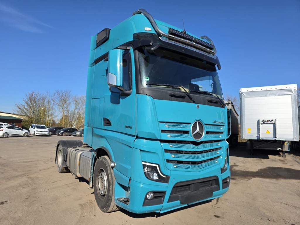 Fahrzeugabbildung Mercedes-Benz 1853 Giga Space, 2 Kreis-Hydraulik, 2 Tanks