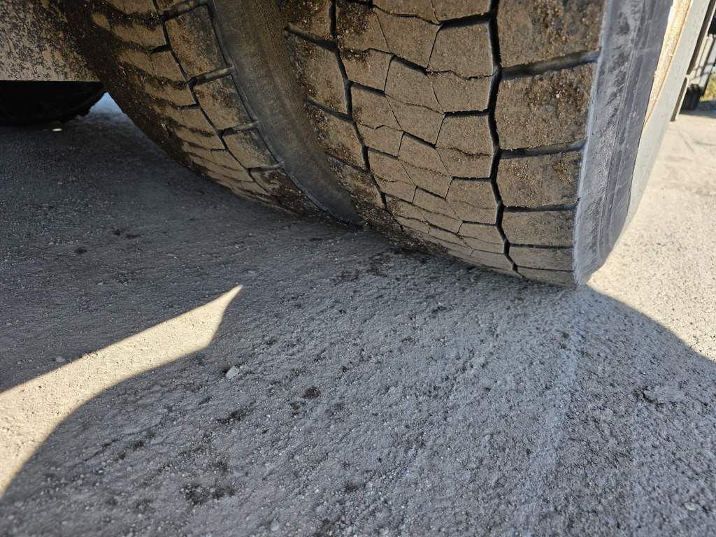 Fahrzeugabbildung Mercedes-Benz 1853 Giga Space, 2 Kreis-Hydraulik, 2 Tanks