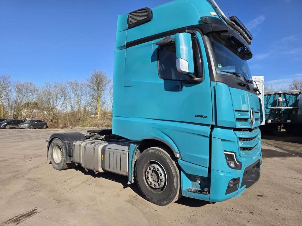 Fahrzeugabbildung Mercedes-Benz 1853 Giga Space, 2 Kreis-Hydraulik, 2 Tanks