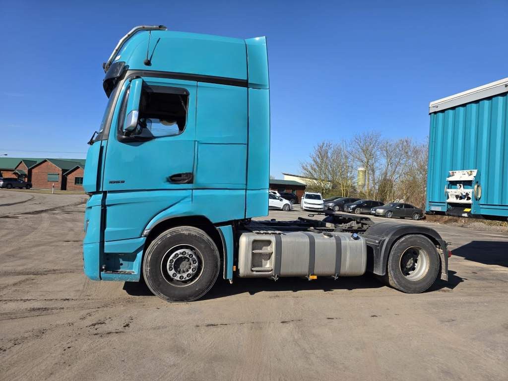 Fahrzeugabbildung Mercedes-Benz 1853 Giga Space, 2 Kreis-Hydraulik, 2 Tanks