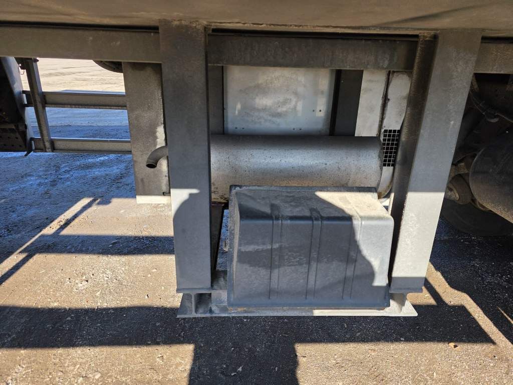 Fahrzeugabbildung Schmitz Cargobull Carrier 1950 MT,2 Kammern mit Tor,Ladebordw.3 To