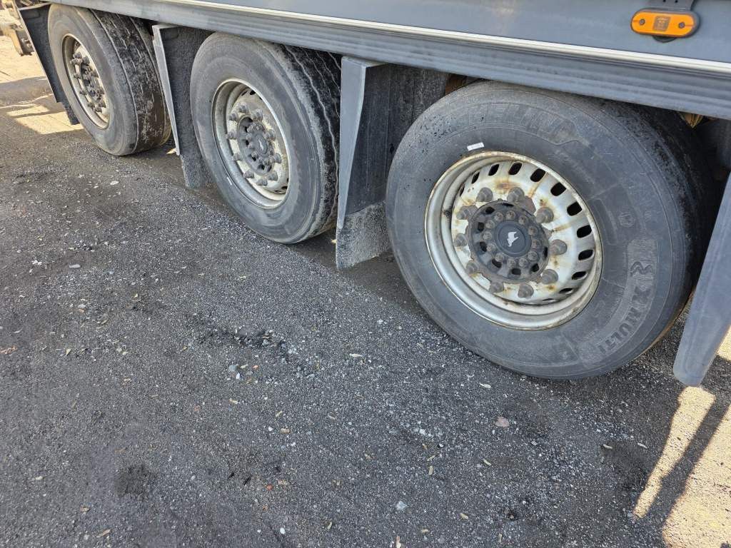 Fahrzeugabbildung Schmitz Cargobull Carrier 1950 MT,2 Kammern mit Tor,Ladebordw.3 To