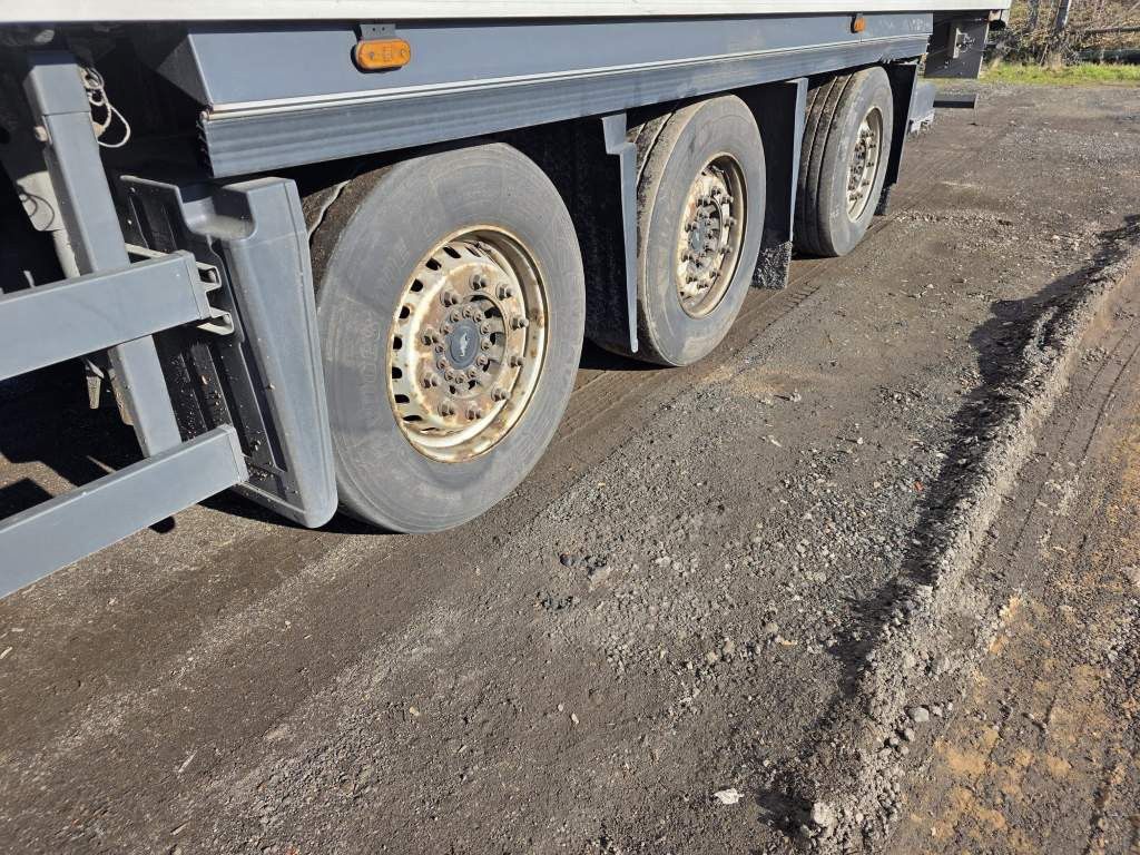 Fahrzeugabbildung Schmitz Cargobull Carrier 1950 MT,2 Kammern mit Tor,Ladebordw.3 To