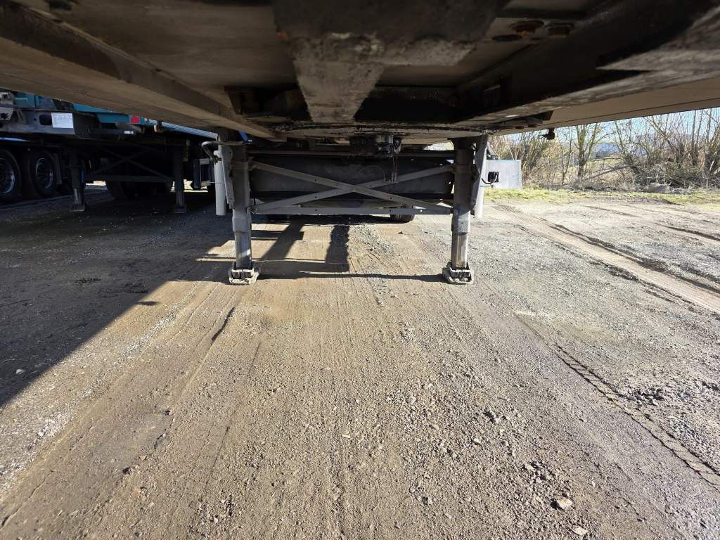 Fahrzeugabbildung Schmitz Cargobull Carrier 1950 MT,2 Kammern mit Tor,Ladebordw.3 To