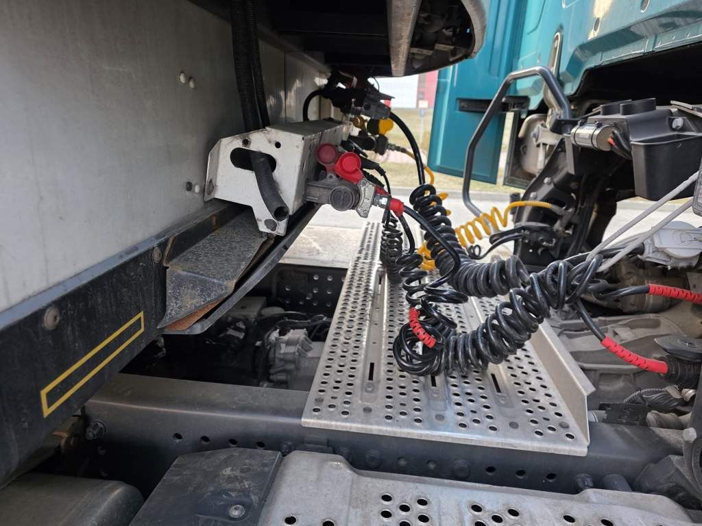 Fahrzeugabbildung Krone Tiefkühler, Carrier Vector 1550, 2 x Liftachse