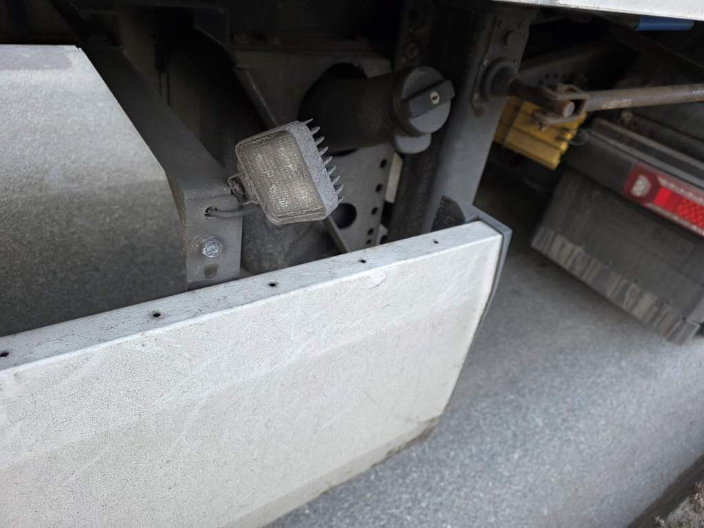 Fahrzeugabbildung Krone Tiefkühler, Carrier Vector 1550, 2 x Liftachse