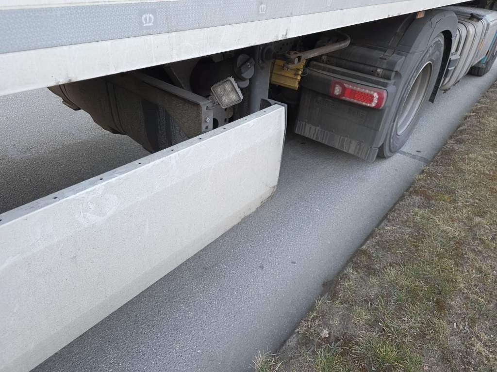 Fahrzeugabbildung Krone Tiefkühler, Carrier Vector 1550, 2 x Liftachse