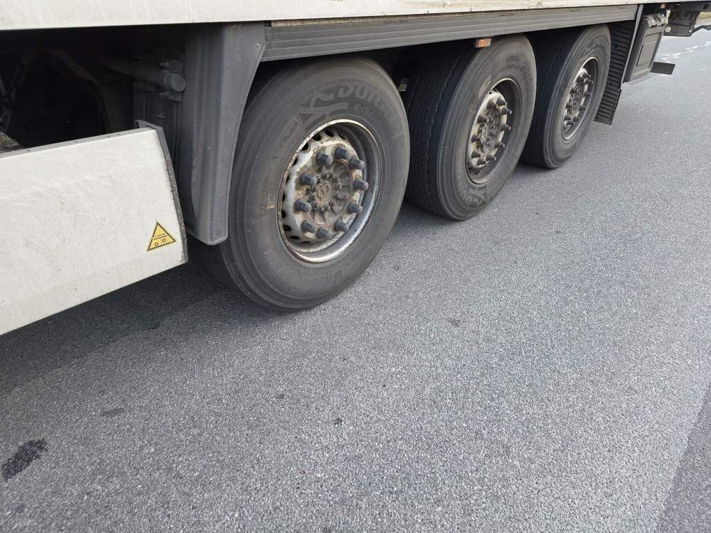 Fahrzeugabbildung Krone Tiefkühler, Carrier Vector 1550, 2 x Liftachse