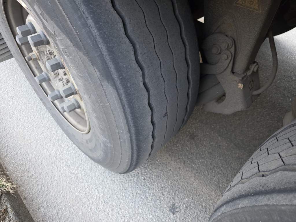 Fahrzeugabbildung Krone Tiefkühler, Carrier Vector 1550, 2 x Liftachse