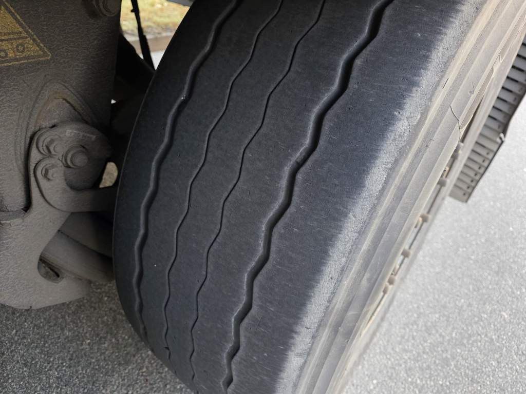 Fahrzeugabbildung Krone Tiefkühler, Carrier Vector 1550, 2 x Liftachse