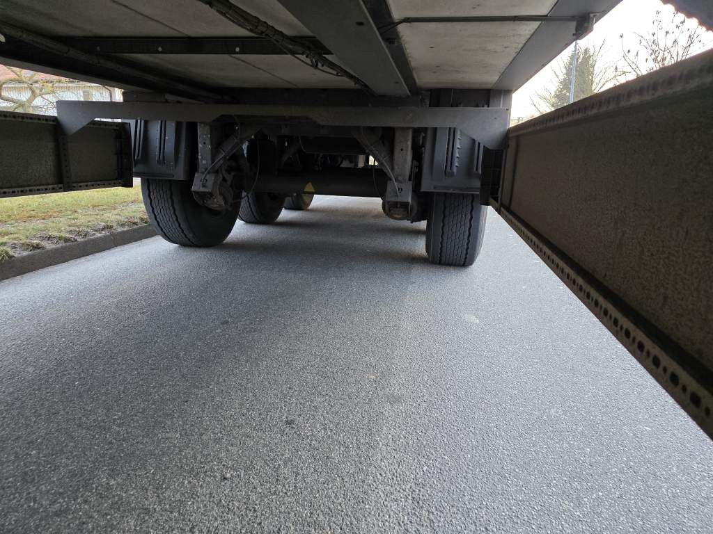 Fahrzeugabbildung Krone Tiefkühler, Carrier Vector 1550, 2 x Liftachse