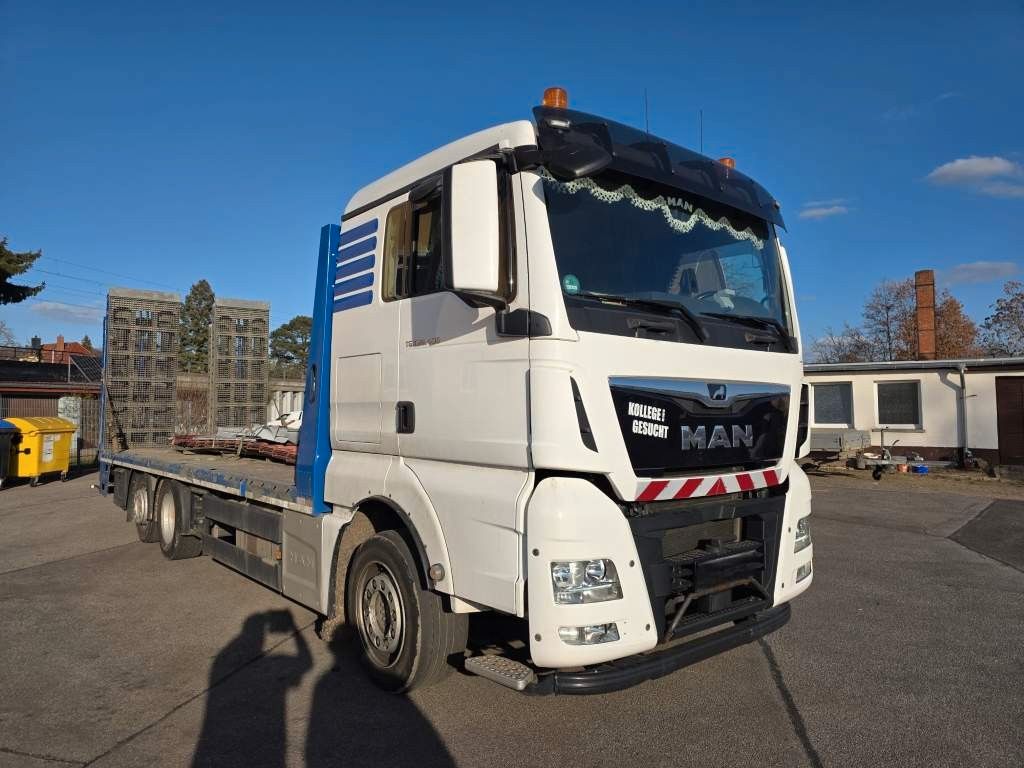 MAN 26.400 TGX mit Baustoffplateau, geteilte Rampen