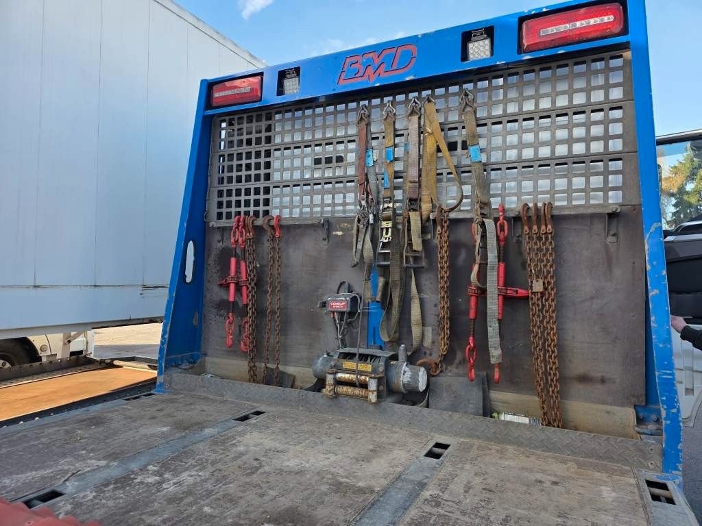 Fahrzeugabbildung MAN 26.400 TGX mit Baustoffplateau, geteilte Rampen